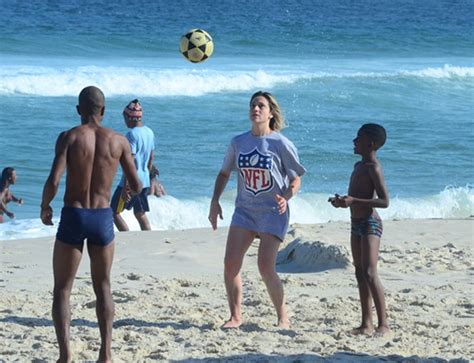 Ap S Copa Do Mundo Fernanda Gentil Curte Praia A Namorada E Mostra