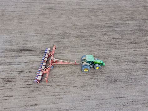 Siembra de maíz Tractor con una sembradora en el campo Utilización de