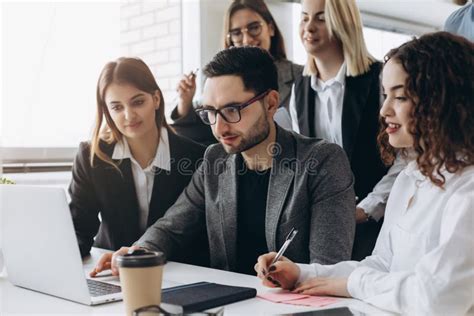 Volle Konzentration Bei Der Arbeit Gruppe Junge Arbeitende Und Beim Am