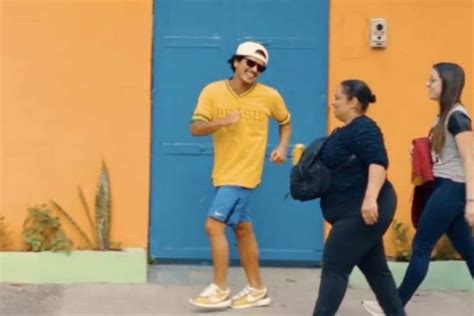 Bruno Mars agradece fãs brasileiros vídeo ao ritmo de funk Aqui