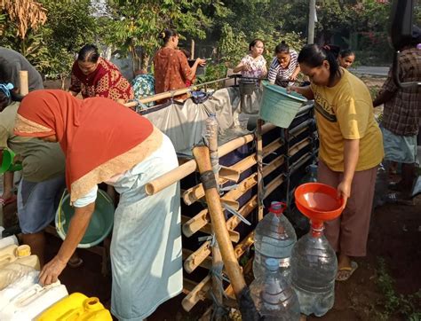 Sumur Sungai Pompa Air Kian Mengering Warga Bogor Serbu Bantuan Air