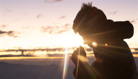 Cómo Traer La Luz De Dios A Nuestras Vidas En Tiempos De Oscuridad