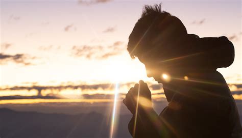 Cómo traer la luz de Dios a nuestras vidas en tiempos de oscuridad