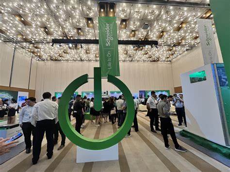 Schneider Electric Việt Nam khai mạc Innovation Summit 2022 kêu gọi