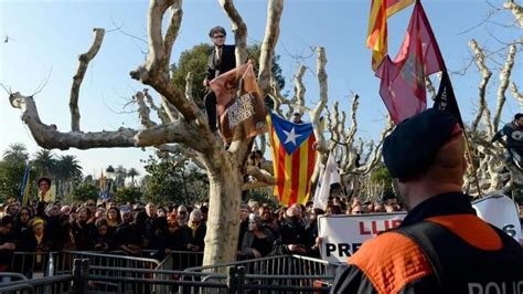 Tensi N Entre Manifestantes Y Mossos En Los Aleda Os Del Parlament