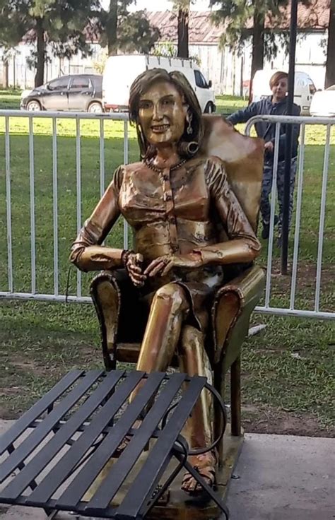 Le Hicieron Una Estatua A Mirtha Legrand En Villa Ca As