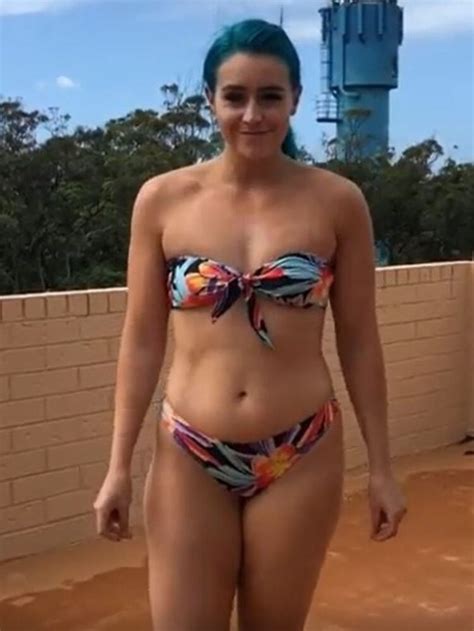 8 Hot Sexy Amy Sheppard Bikini Pics