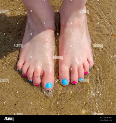 Jeune Fille Debout Pieds Nus Banque De Photographies Et Dimages à