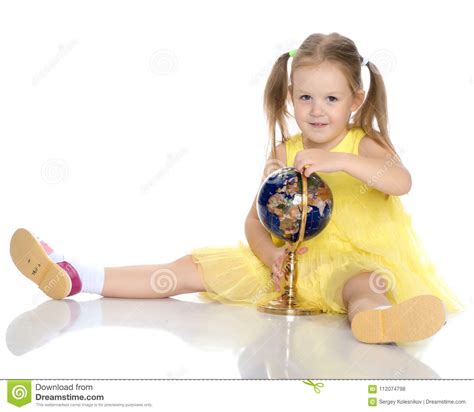 La Petite Fille S Assied Sur Le Plancher Photo Stock Image Du Gosse