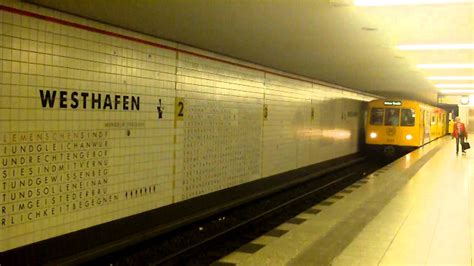 Einfahrt Vom Historischen D Zug Der Berliner U Bahn In Westhafen