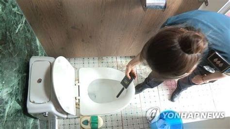 술집 공용화장실에 몰래카메라 설치한 경찰대생 구속 한국경제