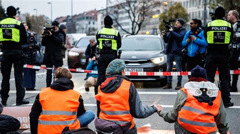 M Nchen Klima Aktivisten Kleben Bei Stra En Blockade Am Stachus Fest