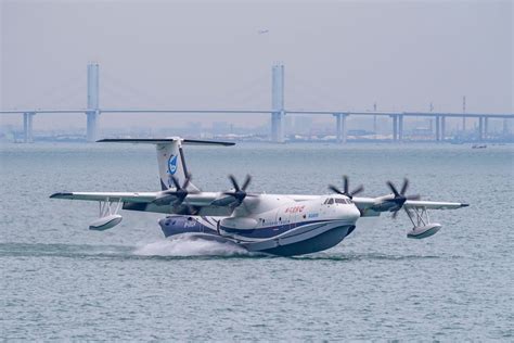 China successfully test-runs world's largest amphibious aircraft (Video ...