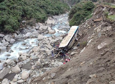 Bus se embarranca en la ruta Apolo Charazani y deja más de 20 heridos