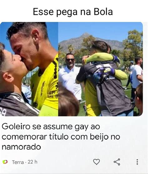 Esse pega na Bola Goleiro se assume gay ao comemorar título beijo no namorado Terra h