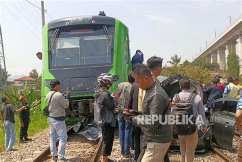 Minibus Tertabrak Feeder Keberangkatan Penumpang Kereta Cepat