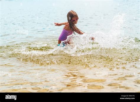 Kleine mädchen bikini spielen im wasser Fotos und Bildmaterial in hoher Auflösung Alamy