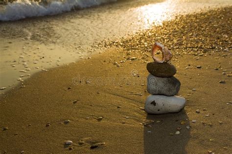 Balance A Pir Mide Do Zen De Pedras Amarelas Em Um Fundo Do C U Azul E