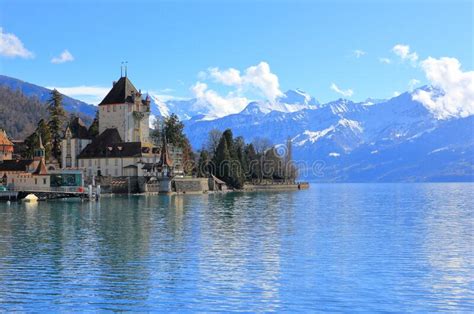 Castillo Oberhofen Del Lago Thun La Ciudad De Oberhofen Se Encuentra