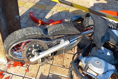 Motociclista Morre Ao Colidir Contra Poste S Margens Da Pr Em