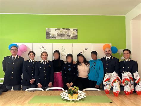 La Polizia dona uova di Pasqua alle comunità di minori non accompagnati