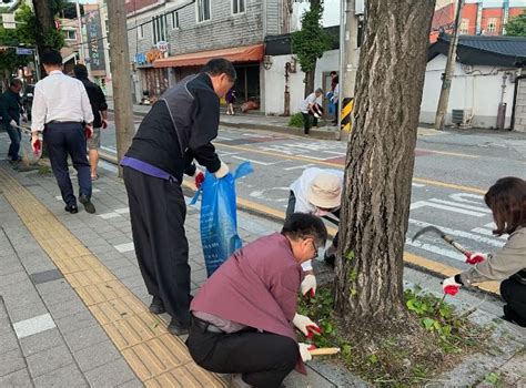 동두천시 생연1동 주민자치위원회 인도 주변 잡풀 제거 실시