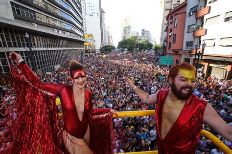 Tô de Bowie vai do rock ao axé e atrai milhares para as ruas do