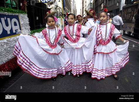 Mexican Traditional Dresses Hi Res Stock Photography And Images Alamy