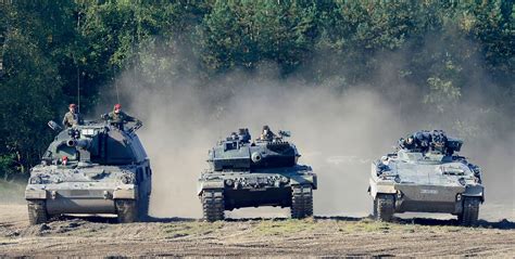 Olivgrüne Dienstwagen Der Fuhrpark der Bundeswehr n tv de