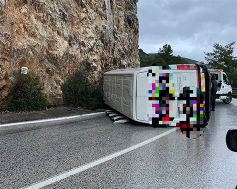 Camion Si Ribalta Tra Marina Di Camerota E Palinuro Due Illesi