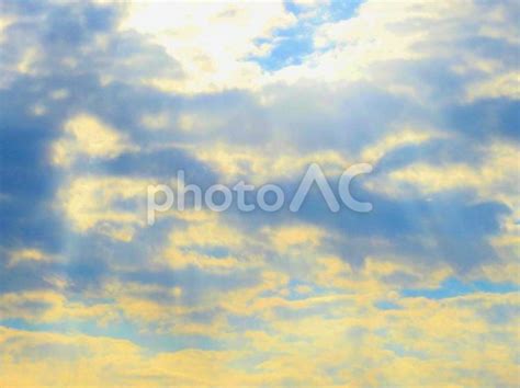 雲間から光差す空 No 4837475｜写真素材なら「写真ac」無料（フリー）ダウンロードok