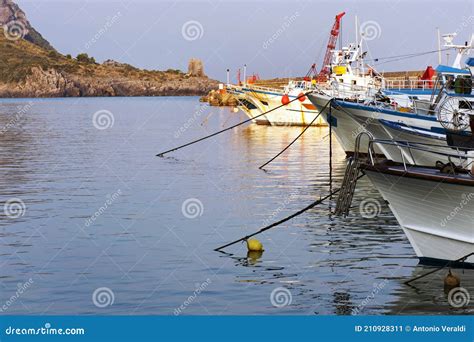 Barcos De Pesca Y Arrastreros Amarrados En El Puerto Imagen De Archivo