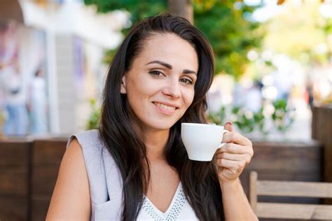 Bruneta De Negocios Feliz Y Sonriente Bebiendo Caf En Un Caf