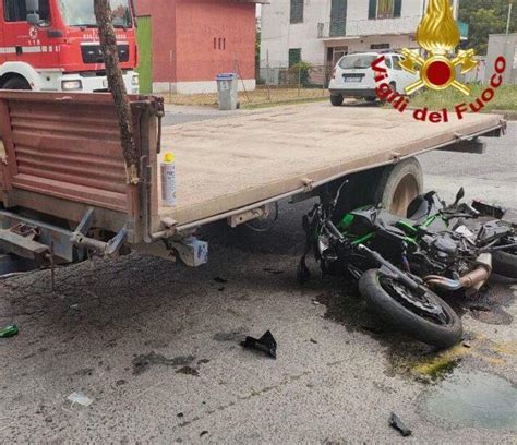 In Moto Contro Un Trattore E In Prognosi Riservata