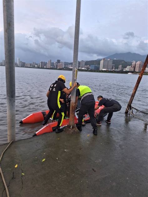 （逃逸移工跳河片）逃逸外勞遇警盤查跳入淡水河欲「水遁」 警消下水逮人