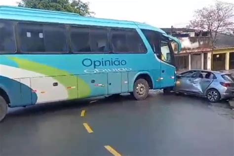 Vídeo motorista usa ônibus para destruir carro em briga de trânsito