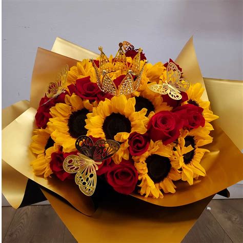 Ramo Buchon Beautiful Sunflowers And Red Roses Bouquet Decorated With