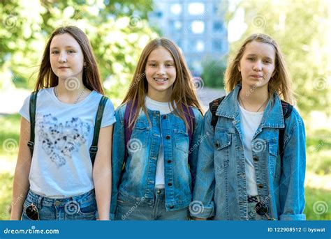 Школьница девушки 3 подруг Лето в природе В одеждах джинсов за ...