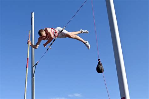 Athlétisme Le geste décrypté le saut à la perche