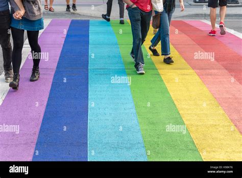 Bandera De Orgullo Gay Paso De Peatones Fotos e Imágenes de stock Alamy