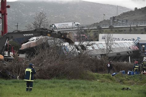 Acidente De Trem Na Gr Cia Deixa Pelo Menos Mortos E Dezenas De