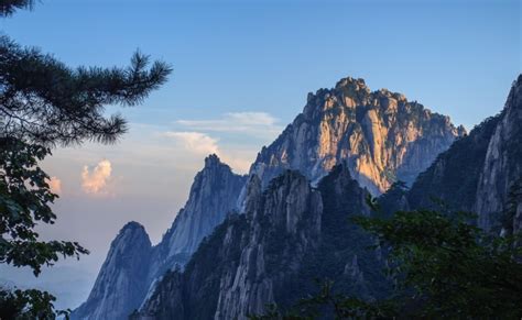 Huangshan Mountains, China (with Map & Photos)