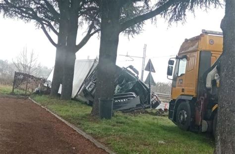 Savignano Il Camion Carico Di Pere Si Rovescia Nel Fosso Gazzetta Di Modena