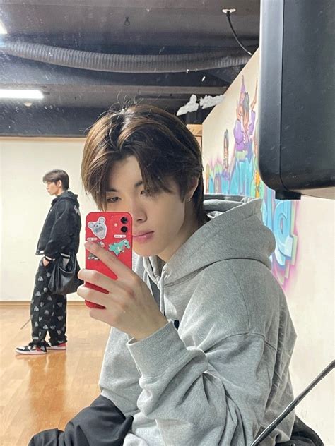 Juhan Blitzers Mirror Selca Icon In 2023 Kpop Groups Adorable Icon