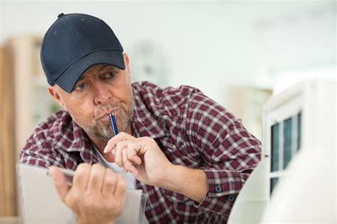 Hombre De La Reparaci N Del Acondicionador De Aire En El Trabajo Imagen