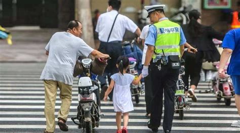 不小心撞了闖紅燈的行人，責任怎麼劃分？車主要不要負責？ 每日頭條