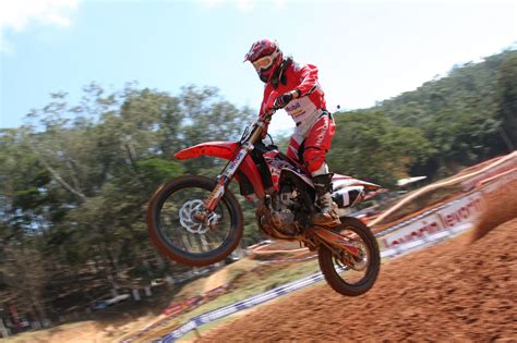 Na segunda etapa do Brasileiro de Motocross Campano e Hector Assunção