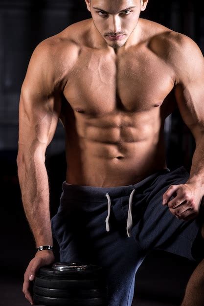 Tough Joven Culturista En El Gimnasio Foto Gratis