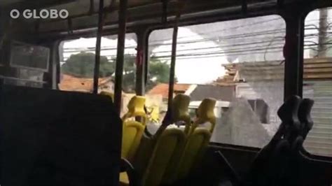 Ônibus do BRT Transcarioca é atingido por ao menos 11 tiros após