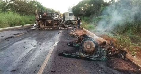 Caminh Es Batem De Frente Pegam Fogo E Duas Pessoas Morrem Na Br